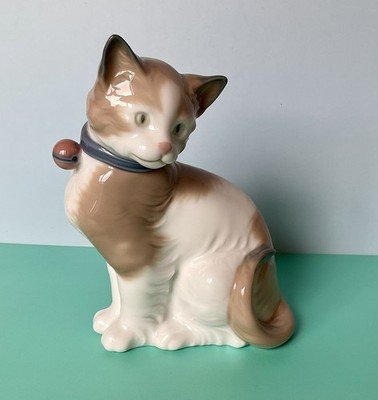 Lladro Nao 492 Katzenfigur ''All Decked Out'' im Ruhestand mit Glocke