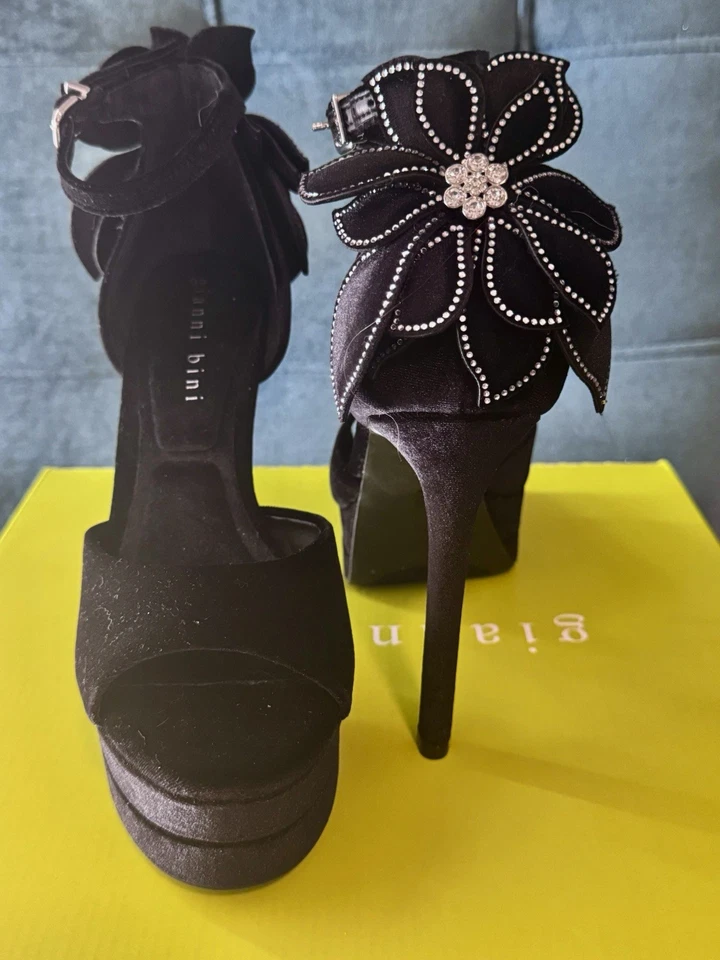 Nuevos tacones de plataforma Gianni Bini de terciopelo negro Karmello  Foto 3 de 4