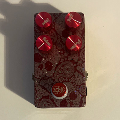 Flattley J&K Fuzz Effektpedal für E-Gitarre & Bass, rot Paisley, IN/OUT