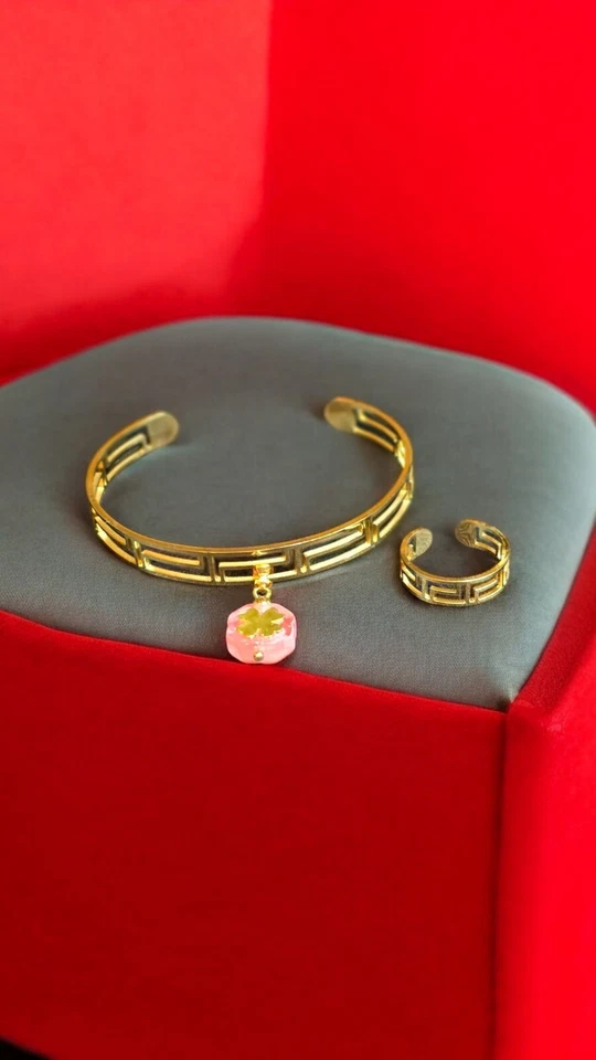 Juego de pulsera y anillo ajustable chapado en 18k con amuleto de trébol de la suerte... Foto 3 de 4