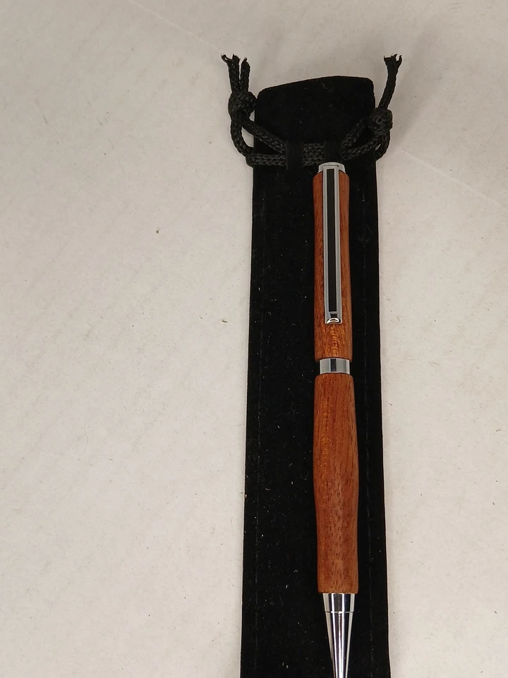 Bolígrafo de madera torneado a mano. Madera de cerezo con herrajes cromados Slimline Twist (5) Foto 3 de 4