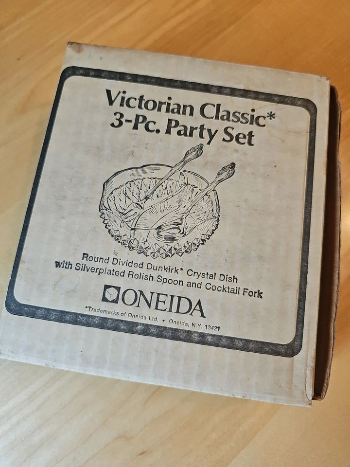 Nuevo juego de fiesta Oneida Victoriano clásico de 3 piezas todavía en caja Foto 3 de 3