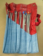 Konvolut diverse gebrauchte Stricknadeln im Etui, ca. 30 Stück, meist 33 cm lang