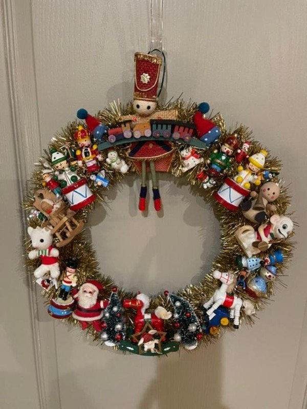 14" Vintage Christmas Wreath Vintage and Retro Ormanents