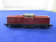 G7391) Model kolejki w skali H0 : lokomotywa wysokoprężna czerwona -jedzie-