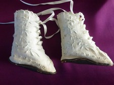 PAIRE DE PETITES BOTTINES ANCIENNES BRODEES MAIN BEBE OU POUPEE 1900