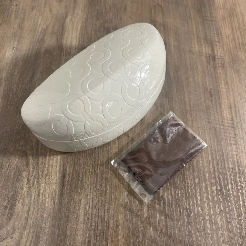 Estuche Rígido COACH Blanco Marfil Almeja para Gafas de Sol o Anteojos - Repujado C Foto 2 de 4