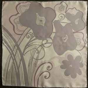 Gucci Mini Foulard en Soie Motif Fleur Violet 47x47cm Accessoire Luxe