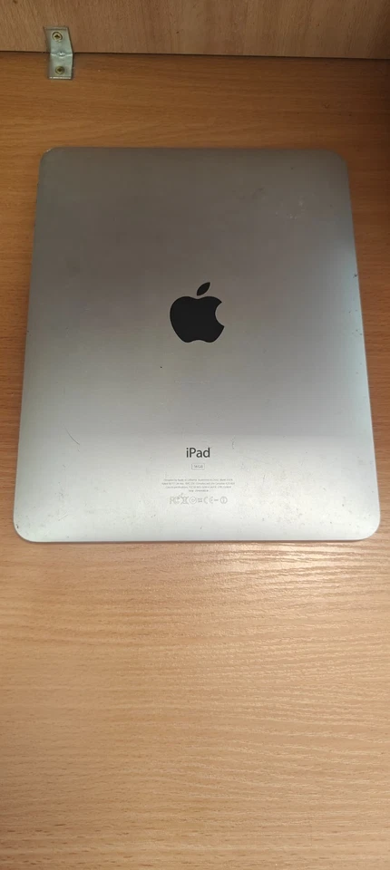 Used Apple iPad 1st Gen. 16GB, Wi-Fi, 9.7in - Black - Image 2 of 3