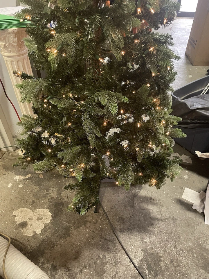 Árbol de Navidad artificial de abeto bálsamo delgado preiluminado de 7' luces transparentes - de Philips Foto 3 de 4