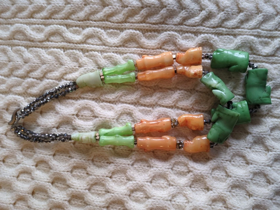 Collar Anthropologie, piedras acrílicas verde/naranja, acento de diamantes de imitación 21" de largo Foto 3 de 3