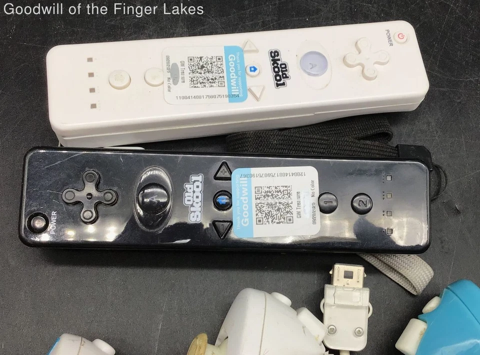 Lot of Off Brand Old Skool Wii Controllers - 2 Wiimotes and 3 Nunchucks - Image 3 of 4
