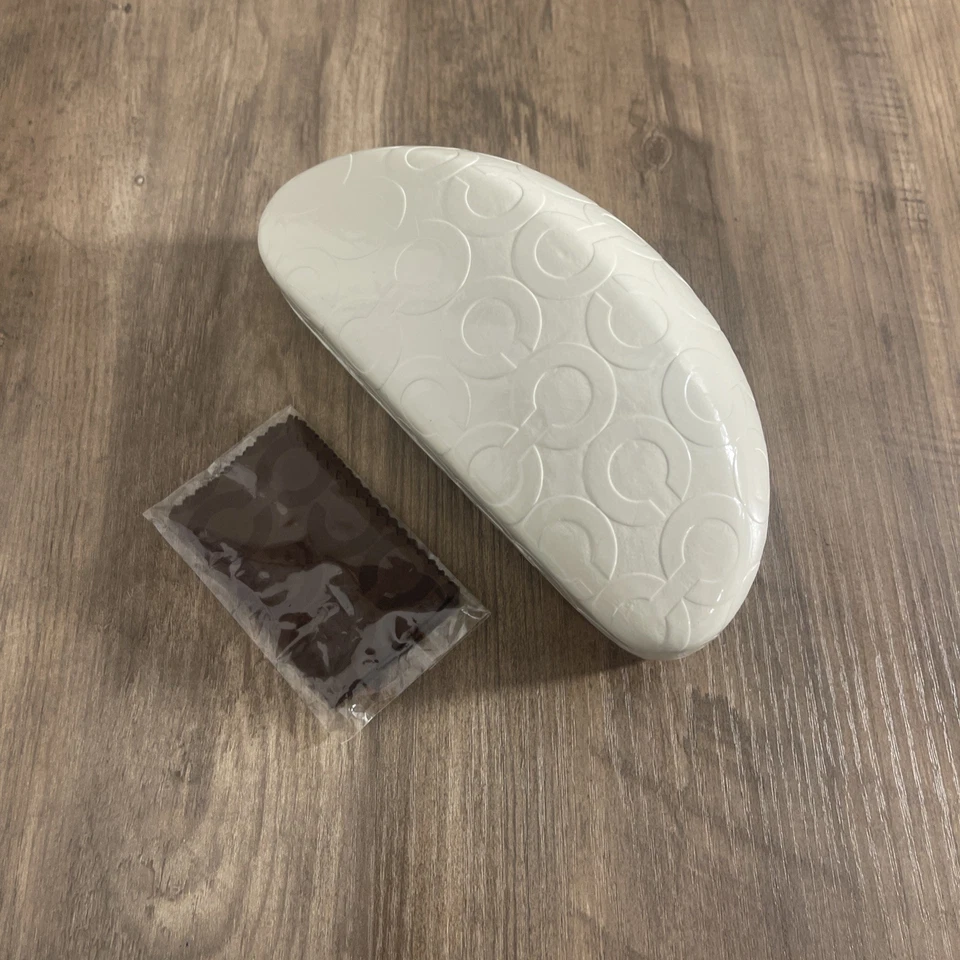 Estuche Rígido COACH Blanco Marfil Almeja para Gafas de Sol o Anteojos - Repujado C Foto 4 de 4