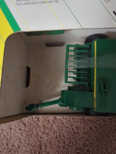 ERTL John Deere Hay Baler 338 1:32 - Picture 3 of 11