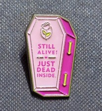 Still Alive Dead Inside Pink Coffin Metal Pin Badge Brosche Goth Chaos Horror Alt