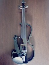 Violino elettronico nero (gear4music) completo di accessori e custodia.