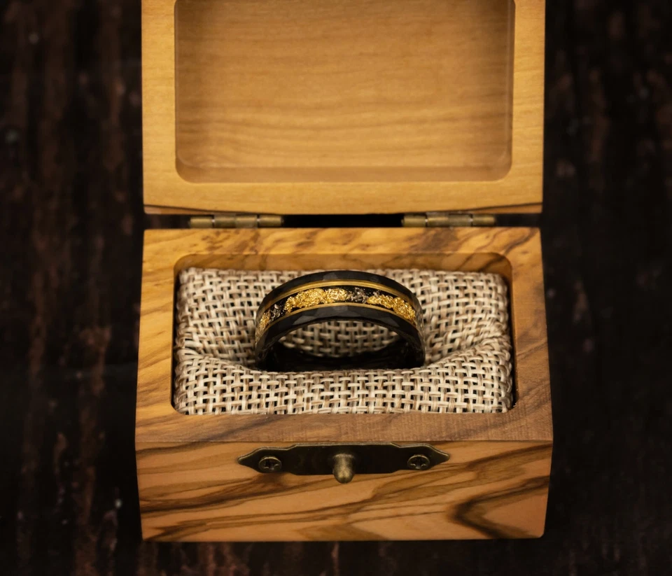 Anillo de hoja de oro martillado meteorito negro martillado alianza de boda para hombre caja de madera Foto 2 de 4