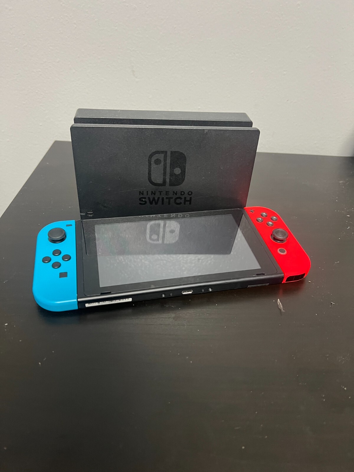 Nintendo Switch HAC-001(-01) con mandos Joy-Con azules y rojos y Mario...