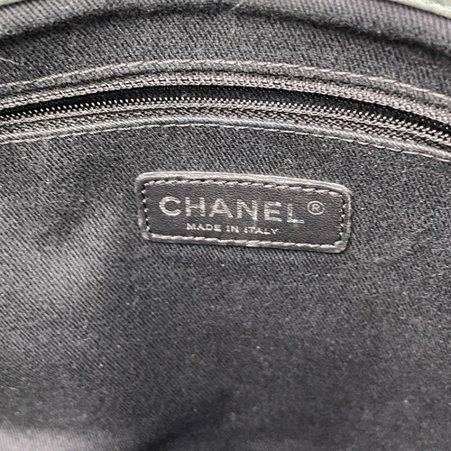 Chanel 19 Bag Green Silver Tone Quilted Aged Calfskin Leather Shoulder Handbag - Picture 24 of 24