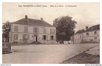 ATYP1-0003-10 - VENDEUVRE-SUR-BARSE - Place de la mairie - La gendarmerie