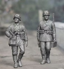 1/35 Resin Figure WWII Infantry 2 Figures Unpainted Unassembled