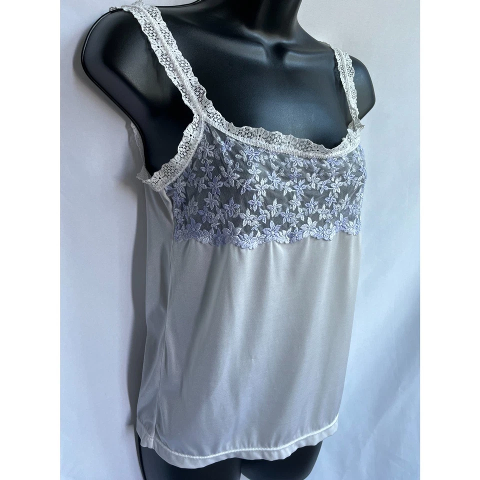 Camisa de dormir vintage Triumph acabamento em renda branca lavanda lingerie floral L cetim - Imagem 4 de 4