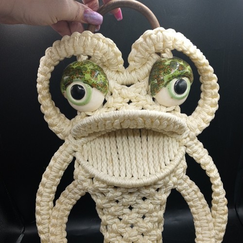VTG 1970's Macrame Frog Wall Art Towel Holder Large Ceramic Bead Eye Retro Boho - Picture 4 of 12