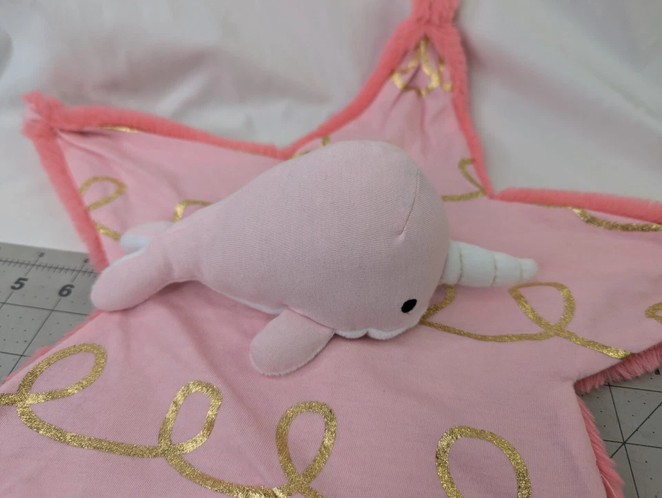 Manta de seguridad Cloud Island Narwhal rosa Lovey juguete de peluche dorado Foto 2 de 4