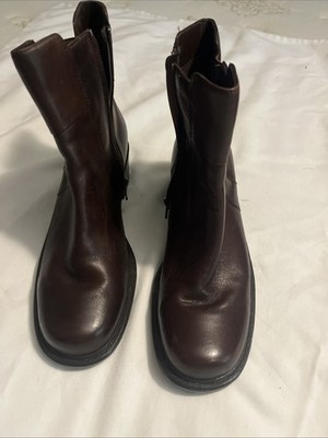 Covington Woman s Brown Leather Ankle Boots Size 8