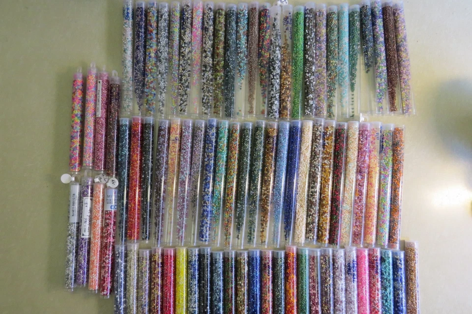 ENORME LOTE - Miyuki 11/0 Japón Mezcla de cuentas de semillas de vidrio redondo - 82 tubos Foto 2 de 4