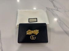 Cartera pequeña Gucci de cuero negra GG Marmont