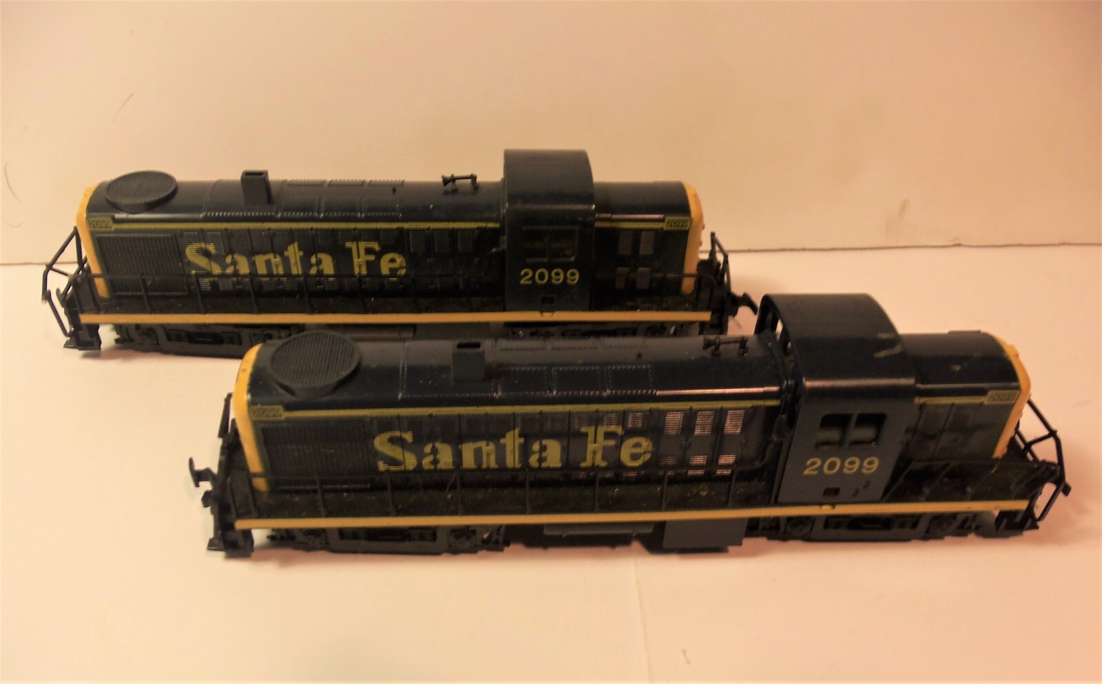 2AHMYugoslavia, Santa Fe 2099 HO Gauge Model Trains Engines