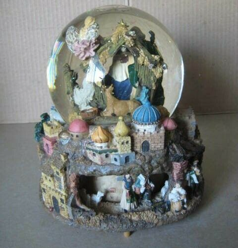 KIRKLAND SIGNATURE COSTCO 109619 MUSICAL SNOW GLOBE WATER GLOBE