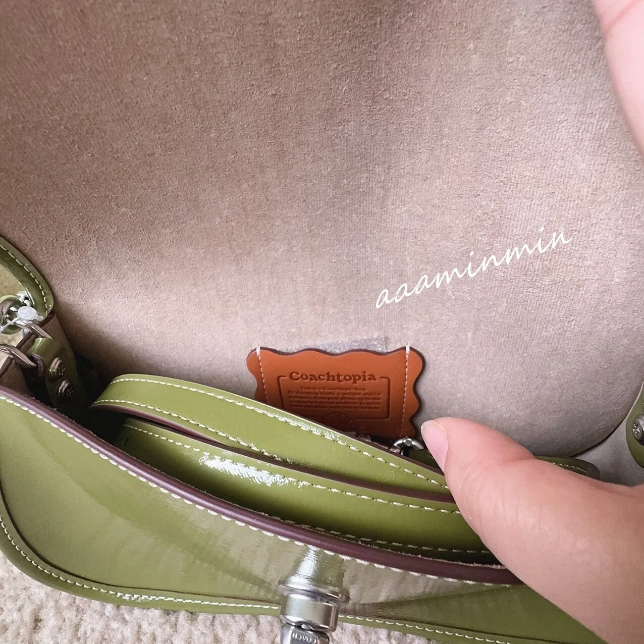 Borsa Coach Wavy Dinky nuova con etichetta in pelle verniciata stropicciata Coachtopia CQ056