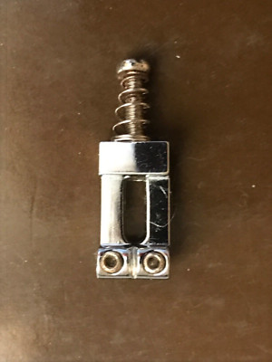 Ersetzen Sie hier Ihre Squier Strat Tremolo oder feste Stegsättel!