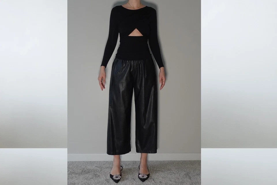 Pantalones capri Bebe Plus de imitación de cuero negros talla S Foto 3 de 4