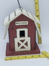 Pajarera Little Red Barn con puerta trasera con bisagras para limpieza