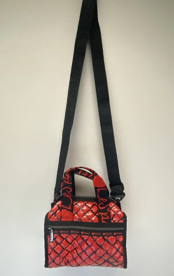 Diseño acolchado LeSportsac X Alber Elbaz rojo y negro con correa Lesportsac Script Foto 2 de 4