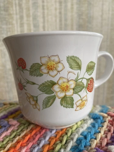 CORELLE COFFEE CUP vintage Strawberry Sundae strawberries flowers red green