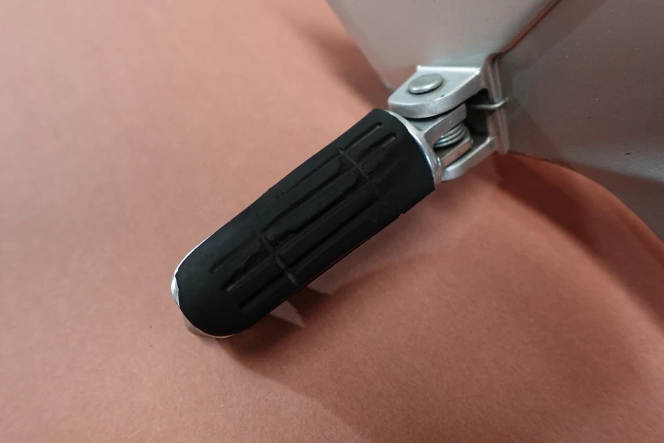 07-12 2007 Yamaha FJR1300 FJR 1300 lado izquierdo conductor pasajero estriberas Foto 2 de 4