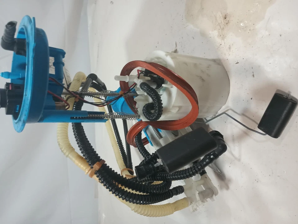 Bomba de combustible usada se adapta a: Volkswagen Tiguan 2017 montado en tanque grado A Foto 2 de 4