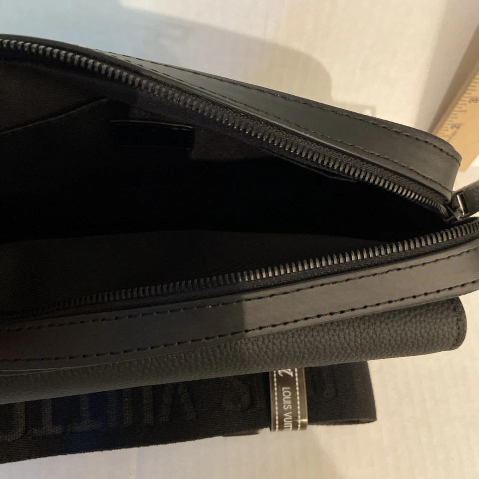 Bolso mensajero Louis Vuitton LV usado Foto 3 de 4