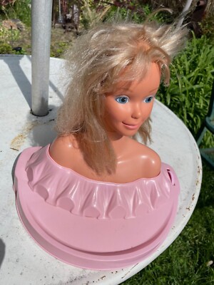 1976 BARBIE MAKE ME PRETTY STYLING HEAD STATION GREAT HAIR VERY NICE CONDITION