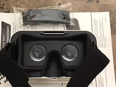 3-D  VIRTUAL REALITY  HEADSET FOR YOUR SMART PHONE - VERY GOOD QUALITY & SOLID
