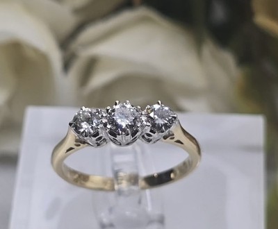 18kt Gelbgold Ring mit drei Steinen 0,33ct Diamant Größe L1/2 3,1g wunderschön