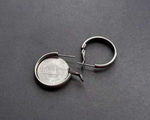 "Juego de 2 pendientes aro tono plata con pedrería 1,2"" y pendientes texturizados 1""" - Imagen 4 de 8