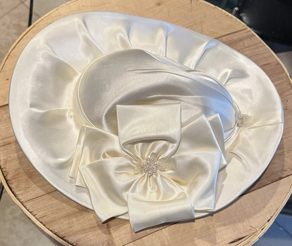 Sombrero formal Suzanne C. Millinery hecho a mano nupcial marfil satinado seda exhibición de caballos/perros Foto 2 de 4