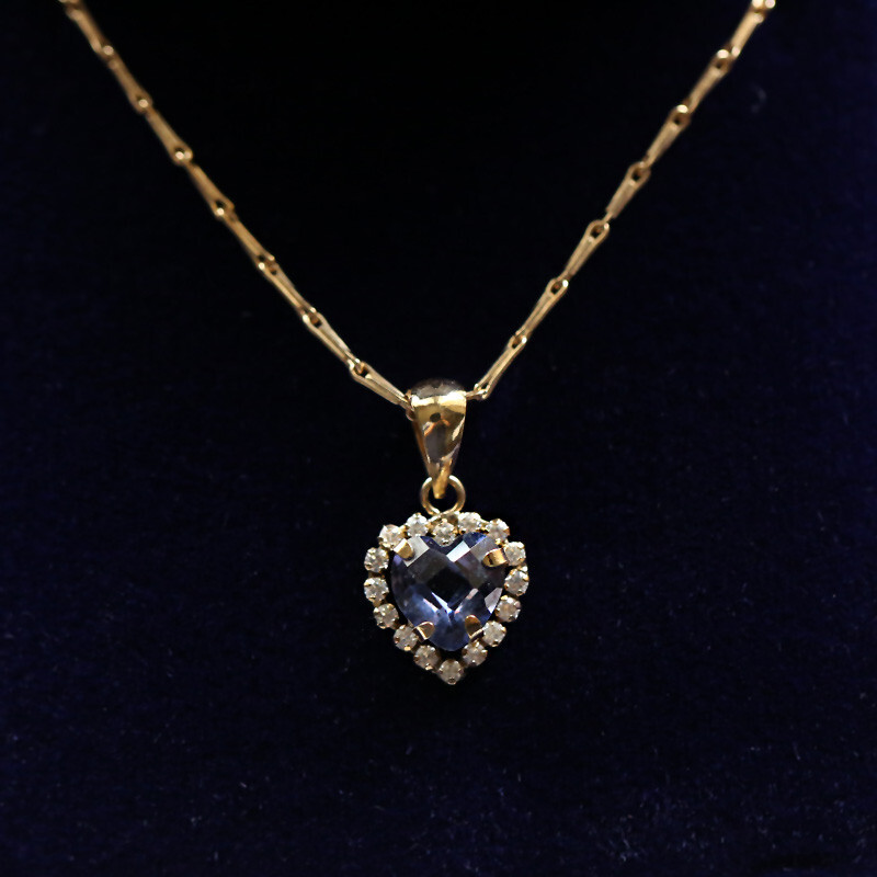 Collier ras du cou cœur or blanc 9 carats pour illuminer vos tenues de bureau et de soirée