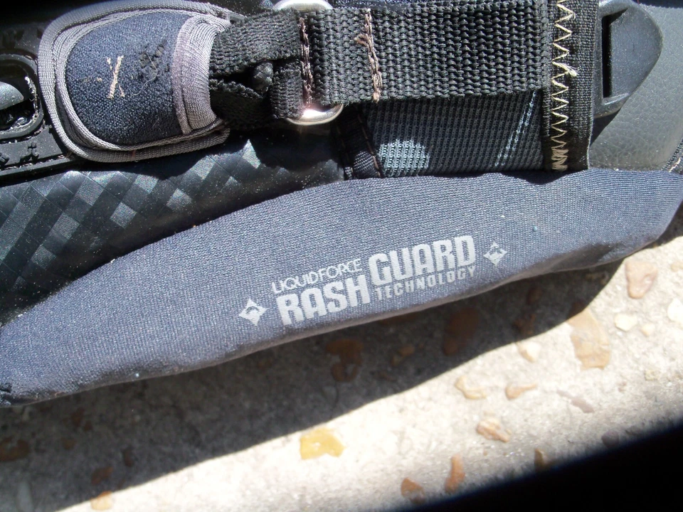 LIQUID FORCE LUXURY SERIES KITE HARNESS (GUARD RASH TECHNOLOGY) - Image 2 of 4