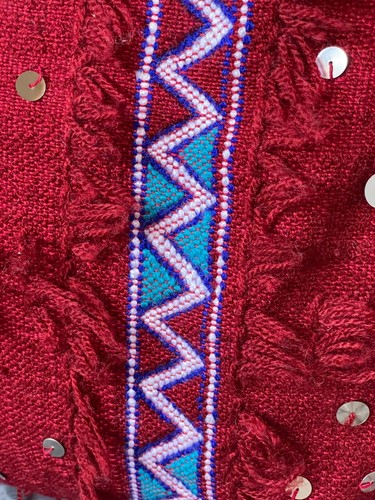 Berber Elegance: Handwoven Handira Wedding Cushion Cover with Sparkling Sequins - Picture 14 of 17